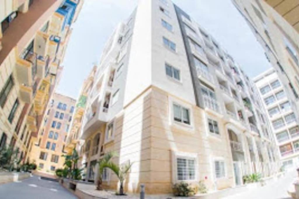 Sunny 2 Bedroom, 2 Bathrooms, Seaside Apt. Sliema Exterior photo